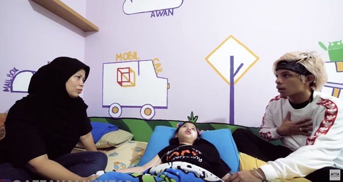 Atta Halilintar sedang ngobrol dengan Ibunda Syafa menayakan keadaan Syafa