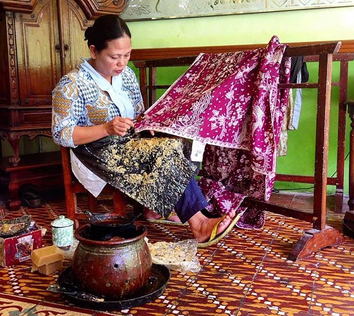 Seorang pembatik di kampung batik Kauman