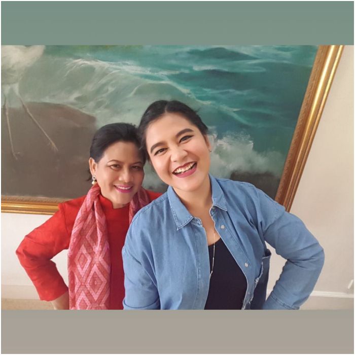 Kahiyang Ayu dan Iriana sedang berswafoto