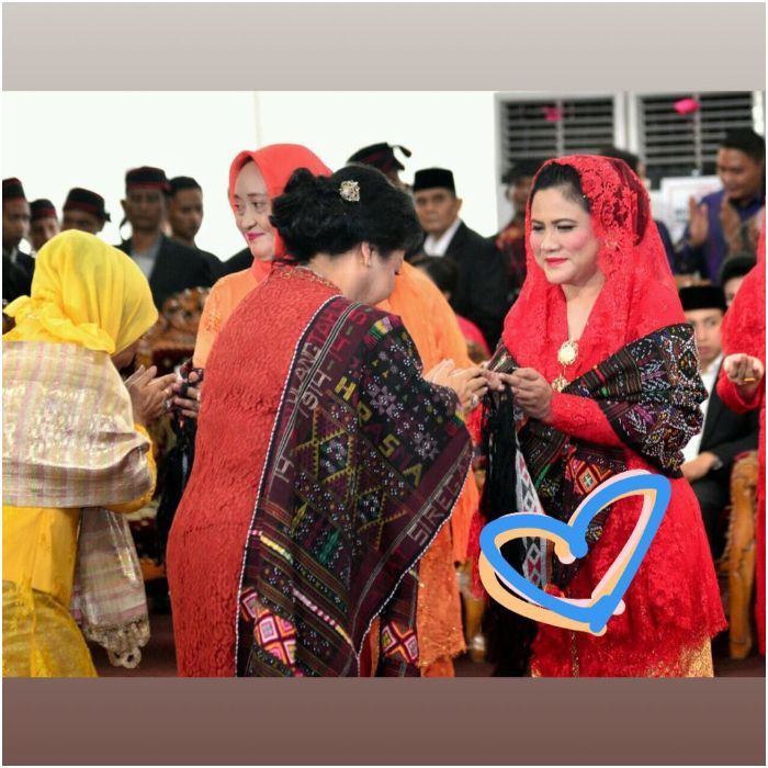 Iriana sedang bersalaman dalam suatu acara