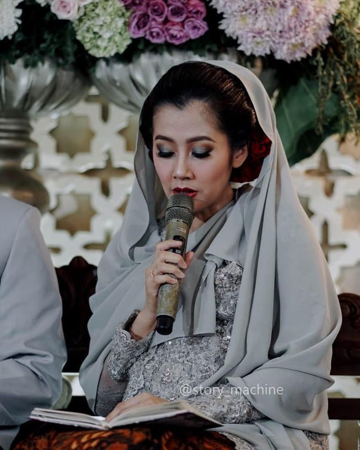 Ardina Rasti kenakan sanggul dan kerudung saat pengajian