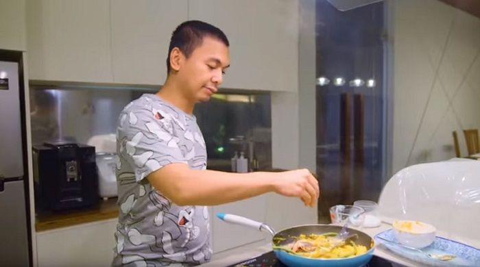 Proses Raditya Dika memasak ikan emas arsik untuk istrinya