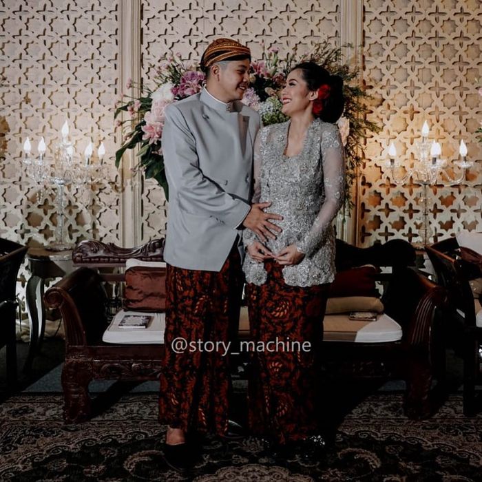 Ardina Rasti dan Arie Dwi Andhika kenakan busana adat jawa
