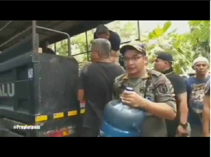Pasha Ungu membantu mengangkut pasokan makanan dan minuman untuk korban gempa