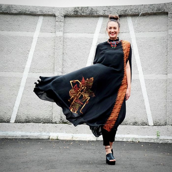 Model dress batik seperti Nadine Chandrawinata
