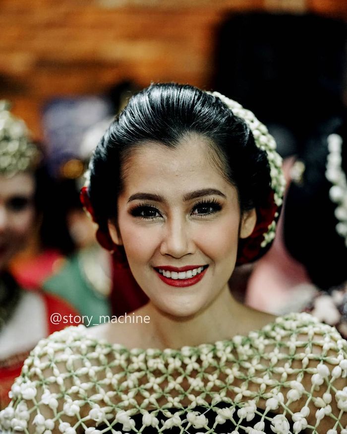 Makeup bold Rasti saat siraman yang terlihat fresh