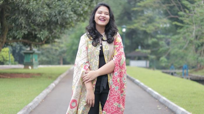 Model batik kasual dengan cape a la Kahiyang Ayu