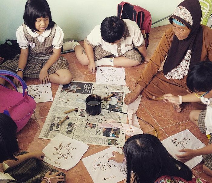 Salah satu kegiatan membatik di rumah batik Jawa Timur
