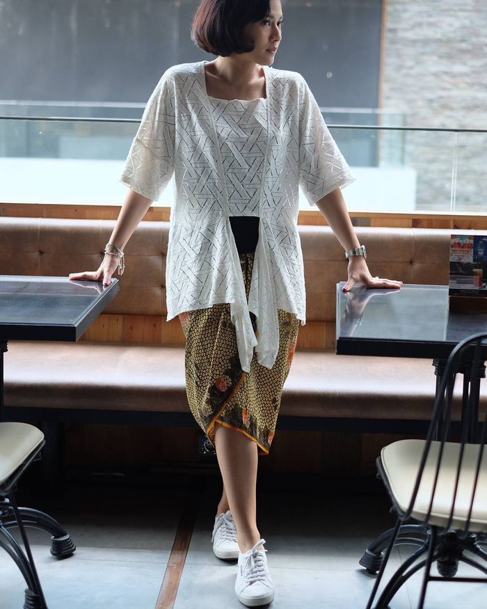 Inspirasi model bawahan batik a la Dian Sastro
