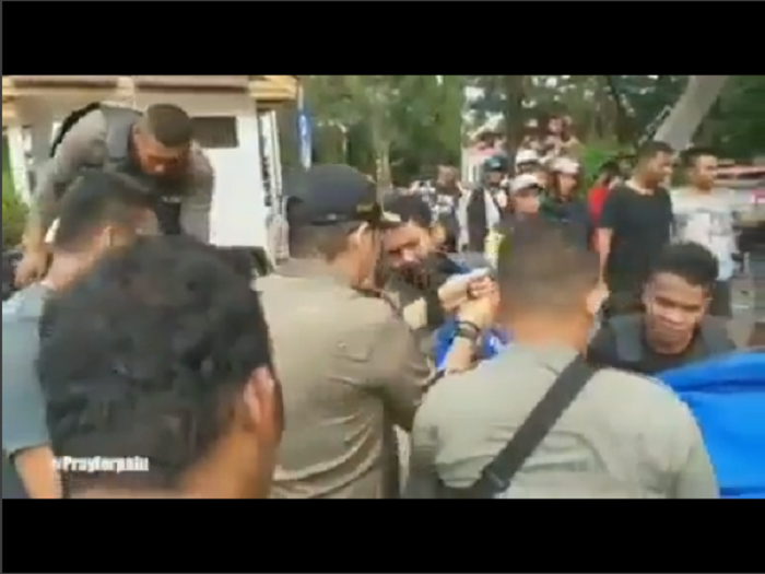 Pasha Ungu membantu menggotong jenazah korban gempa