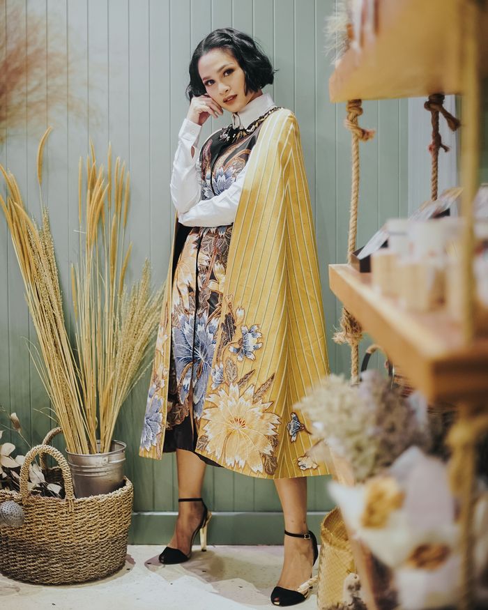 Dress batik modern milik Andien Aisyah