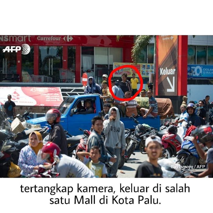 Seorang laki-laki paruh baya terlihat mengambil sebuah TV LCD dari pusat perbelanjaan