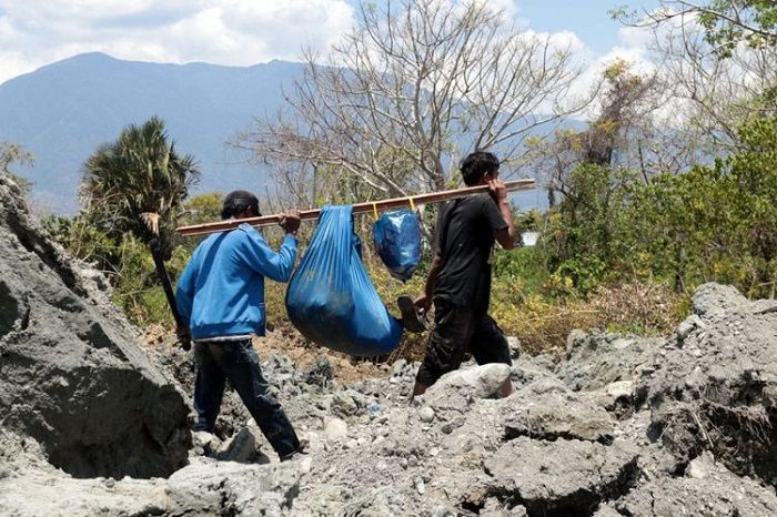 Warga Petobo mencoba mencari harta bendanya yang tersisa