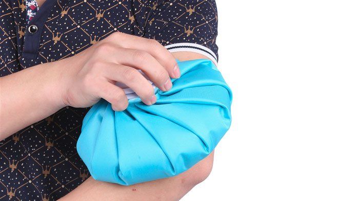 Cara menurunkan panas pada anak dengan kompres.