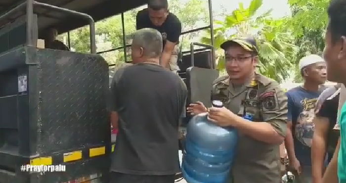 Pasha Ungu bantu relawan saat gempa Palu