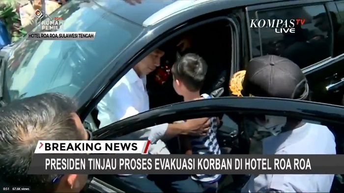 Jokowi berbincang dengan seorang anak korban gempa Palu saat mengungjungi proses evakuasi Hotel Roa