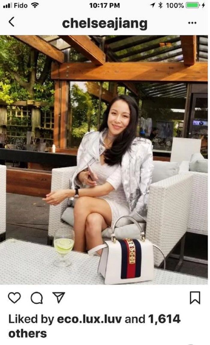 Jiang pamer jaket mewah edisi terbatasnya.