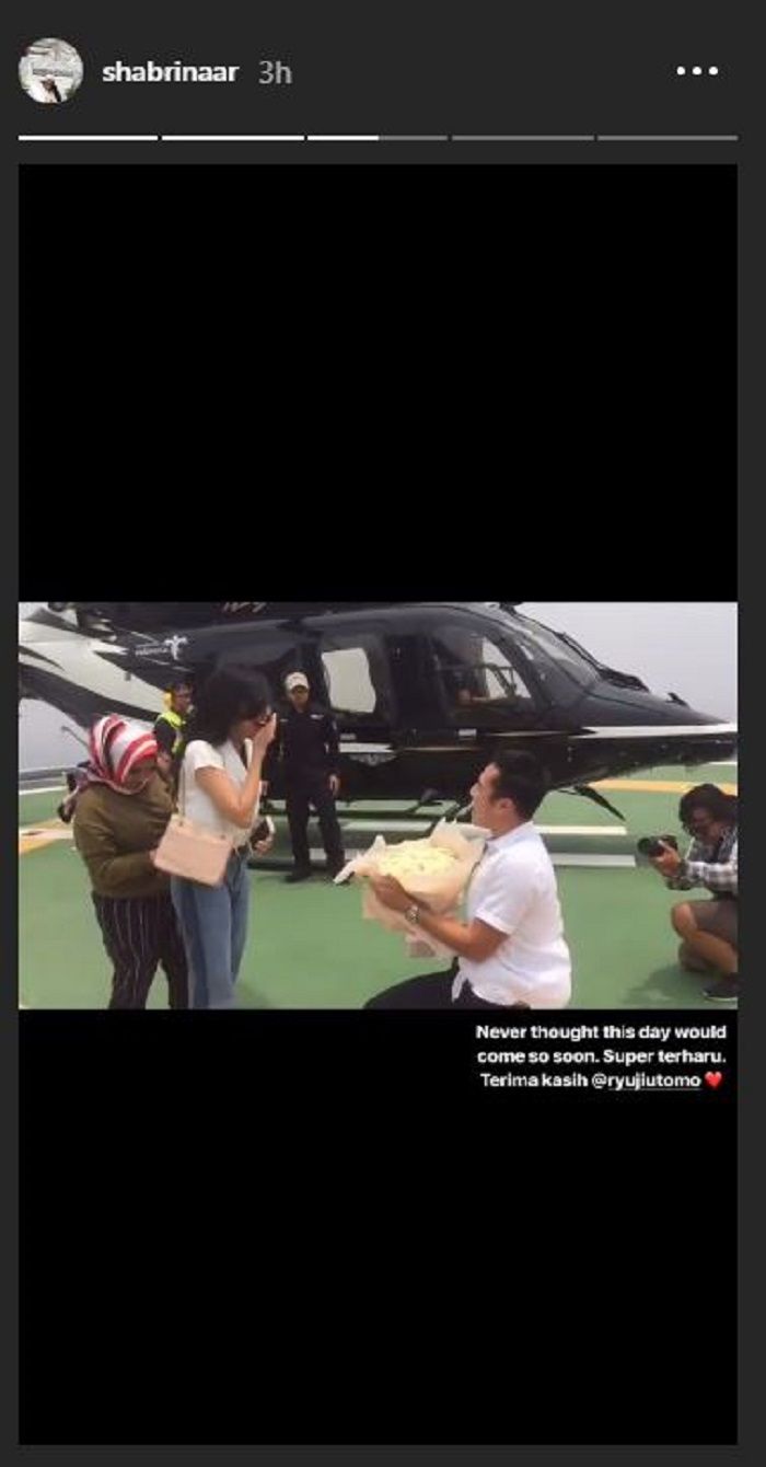 Detik-detik Ryuji Utomo melamar kekasih di helikopter