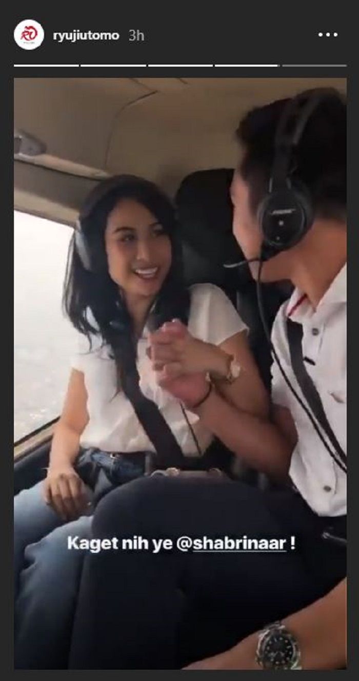 Kala Ryuji mulai menggenggam tanga kekasih dinhelikopter