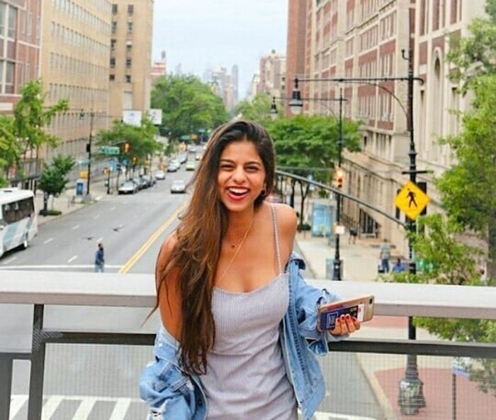 Pesona Suhana Khan saat mengenakan outfit bergaya Swag