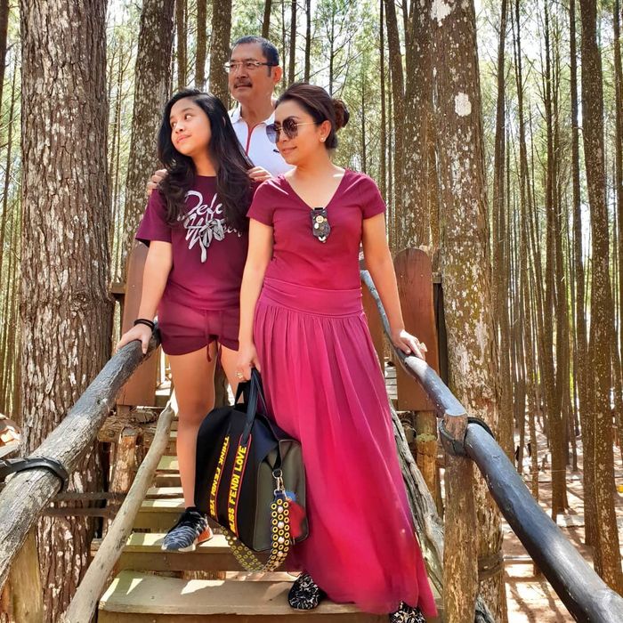 Kebersamaan Mayangsari dan keluarga saat berwisata ke hutan pinus