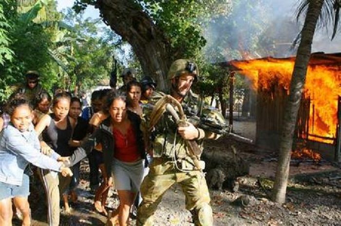 Tentara Australia berusaha menyelamatkan warga Dili dari kerusuhan tahun 2006. 
