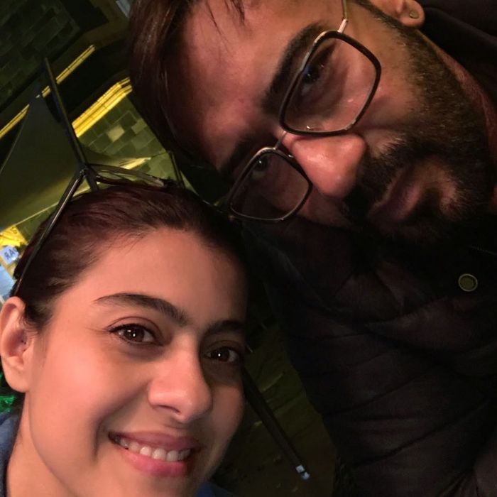 Kajol dan Ajay Devgan saat merayakan anniversary ke-18