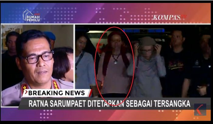 Fathom Saulina (berkerudung merah) tertangkap kamera berjalan bersama Ratna Sarumpaet ketika ditangkap penyidik di bandara