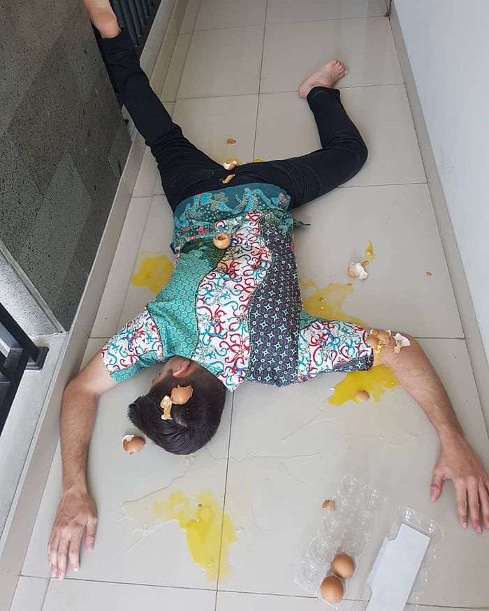 Dennis melakukan aksi Falling Star Challenge