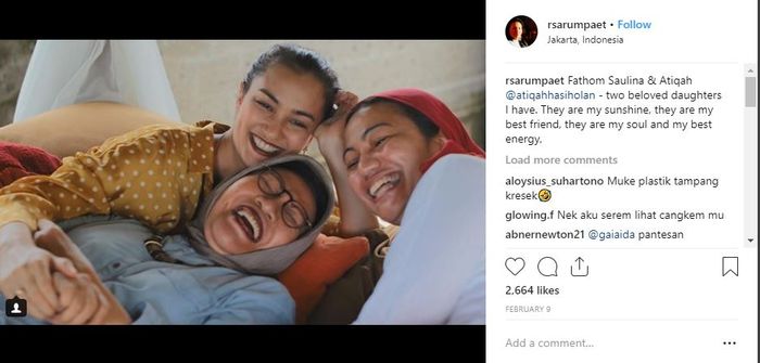 Ratna Sarumpaet bersama kedua putrinya, Atiqah Hasiholan dan Fathom Saulina