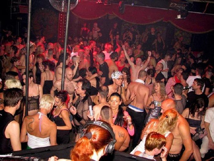 Susana malam di The KitKatClub.