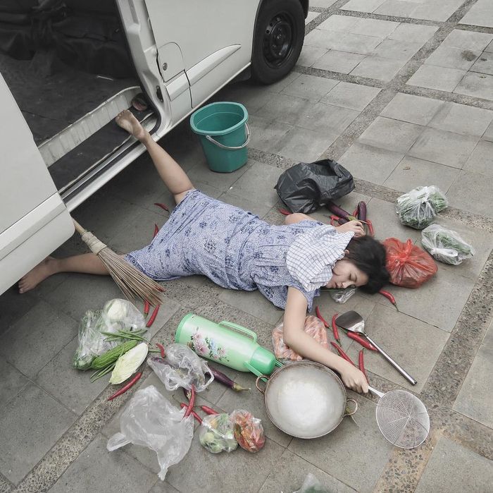 Tania Putri melakukan Falling Stars Challenge