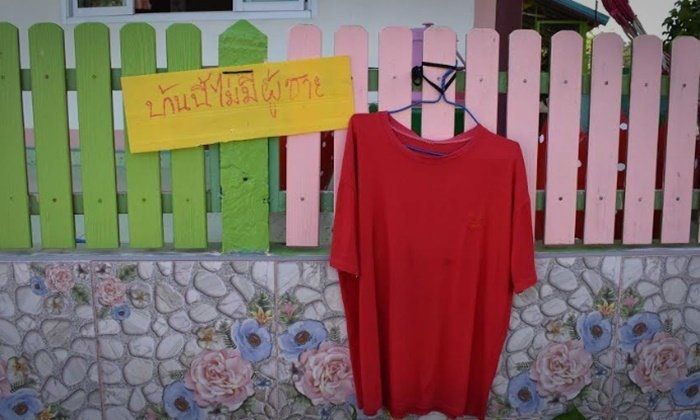 Pria Thailand memajang tulisan, 'tidak ada pria di sini' di luar rumahnya