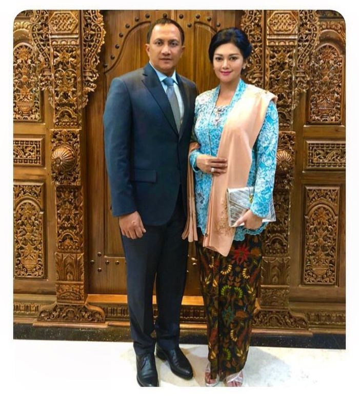 Dalam balutan pakaian nasional