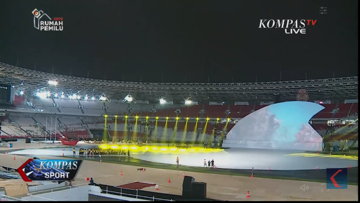 Persiapan panggung utama pembukaan Asian Para Games 2018 di Stadion Utama Gelora Bung Karno 
