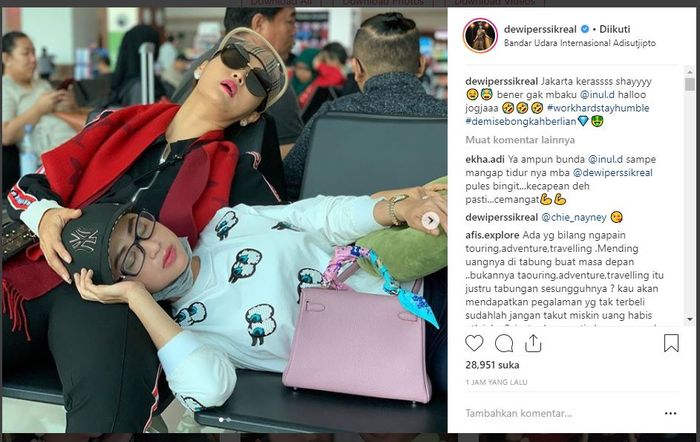 Dewi Perssik tertidur di pangkuan Inul Daratista