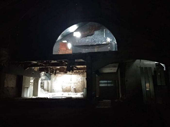 Salah satu sudut di dalam bangunan tua bekas diskotek Tanamur. Di masa kejayaannya, gambar di atas d
