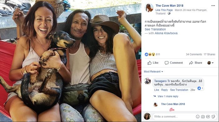 Jatuphum memperlihatkan kedekatannya dengan dua wanita asing