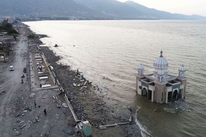 Kondisi Masjid Arqam Bab Al Rahman atau Masjid Terapung di Pantai Talise, Palu, Sulawesi Tengah, mengalami kerusakan akibat gempa dan Tsunami, Rabu (3/10/2018). 
