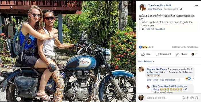 Jatuphum sedang menaiki motor sambil menggonceng seorang wanita cantik dibelakangnya