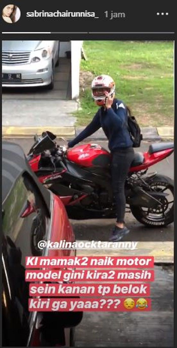 Kalina Ocktaranny mengendarai motor sport.