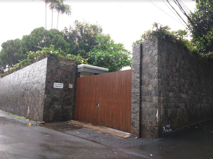 Laudya Cynthia Bella menjual rumah mewahnya yang berlokasi di kawasan Jagakarsa, Jakarta Selatan. Kira-kira, seperti inilah tampak depan rumah mewah Laudya Cynthia Bella yang beberapa waktu lalu dikunjungi Grid.ID.