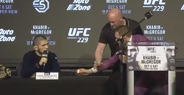 McGregor menyodorkan wiski pada Khabib.