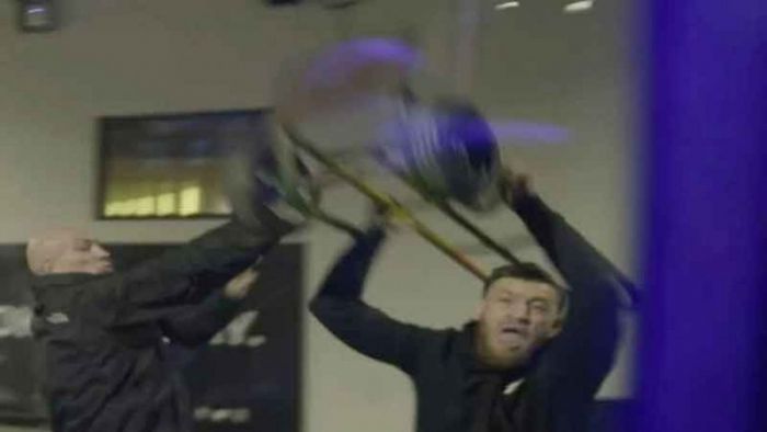 McGregor yang terekam video melempar kursi besi pada bus yang ditumpangi Khabib.