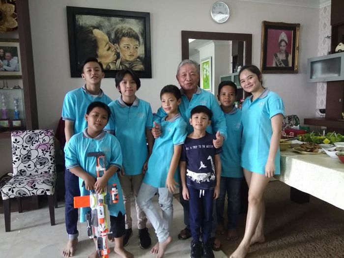 Keanu Massaid di tengah keluarga besar rayakan ulang tahun neneknya