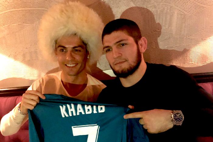 Khabib bahkan memberikan Papakha pada Ronaldo.