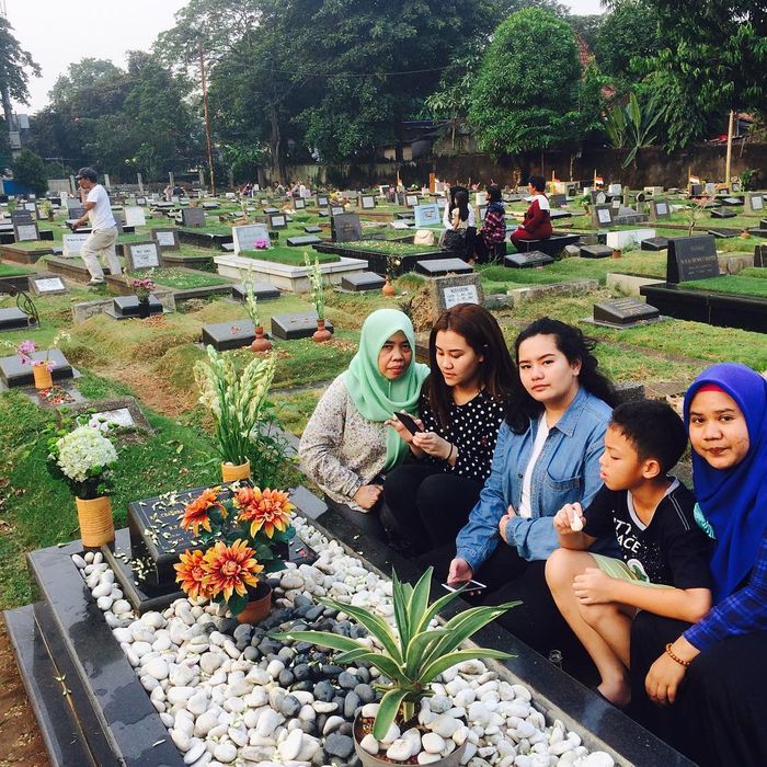 Keanu dan kakaknya mengunjungi makam Adjie Massaid