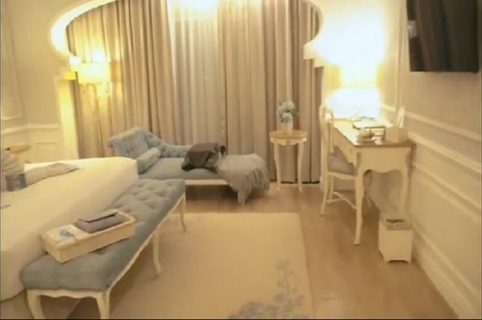 Kamar hotlnya kental dengan nuansa gold kalem