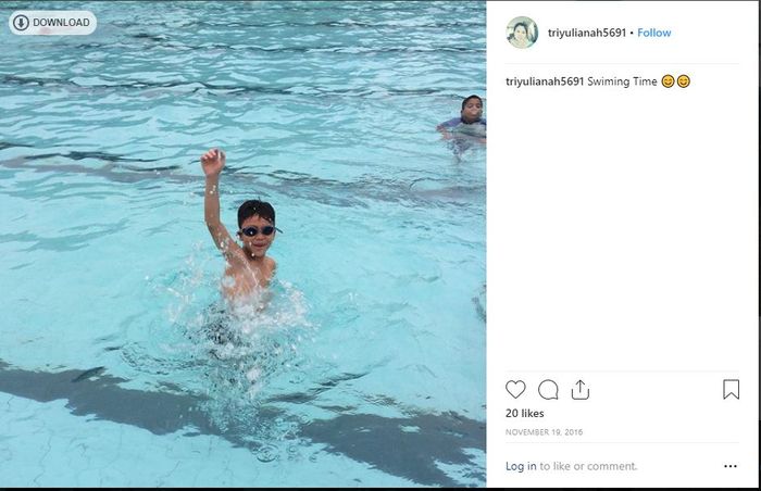 Keanu Massaid saat berenang