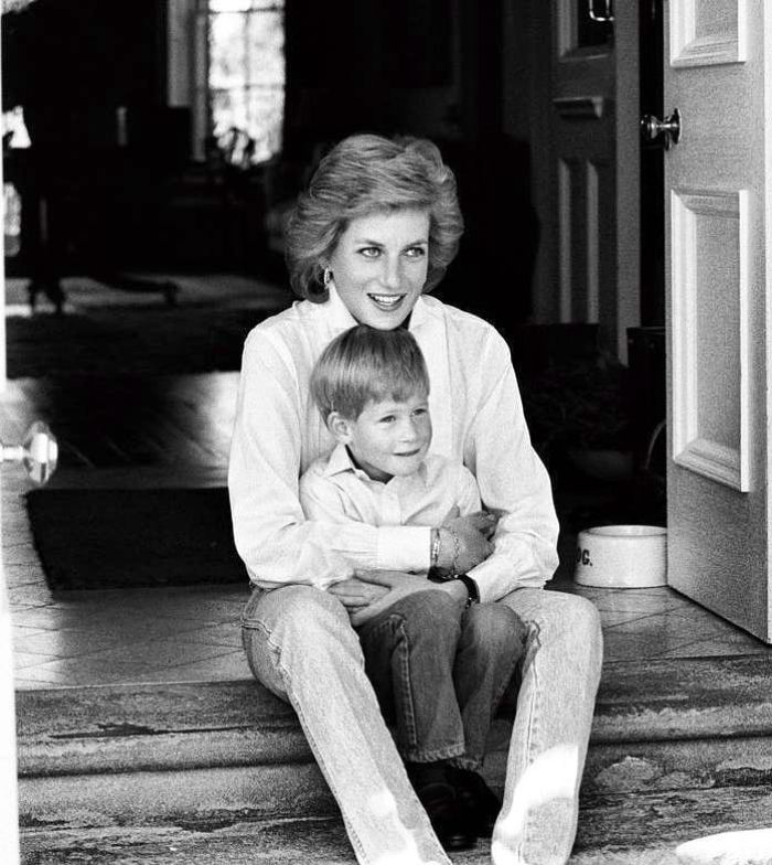Lady Diana dengan Pangeran Harry